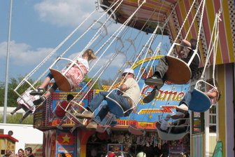 Ausflugstipps für die Ostertage im Vogtland: Neue Attraktion in Plohn startet, Eiersuche mit Gewinnen und mehr - Mit zahlreichen Fahrgeschäften lockt der Plauener Osterrummel noch bis Montag.