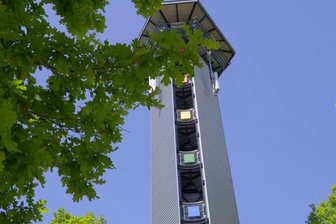 Ausflugsziel im Erzgebirge Ziel von Vandalismus - Der Glück-Auf-Turm auf dem Bühl in Eibenstock. Dort wurde der Kassenautomat aufgebrochen.