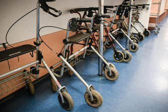 Ausgaben für medizinische Hilfsmittel steigen - Gehhilfen wie diese Rollatoren  gehören zu medizinischen Hilfsmitteln