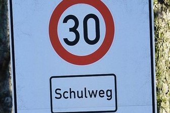 Ausgebremst für mehr Sicherheit auf Schulwegen - Vor Schulen gilt oft bis in den Nachmittag Tempo 30. 