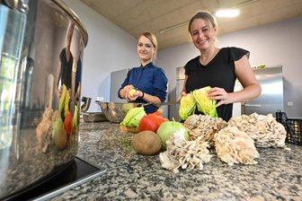 Ausgebuchte Menüabende in Lichtenau: Das Erfolgsrezept von Spitzenköchin Hanna Lehmann und ihre neuen Angebote - Spitzenköchin Hanna Lehmann hat Verstärkung bekommen: Ann Campbell hilft beim Vorbereiten des Oktobermenüs mit Maitake-Pilz, Kartoffeln, Kürbis, Spitzkohl und Möhren – alles aus der Region.