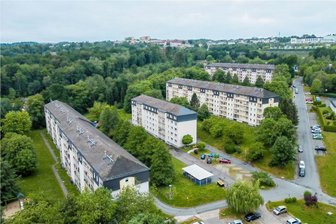 Ausgedünnte Rodewischer Wohnbau in Kritik von Mietern: Wie es mit dem Personal dort weiter gehen soll - Die Blöcke im Wohngebiet Straße der Jugend gehören der Rodewischer Wohnbau. Mieter monieren Sanierungsstau.