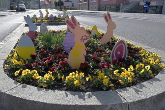 Ausgefallene Osterdekoration im Erzgebirge: Was ist Ihr Favorit? - Wer war hier am Werk? Auf einer Verkehrsinsel in Niederwürschnitz haben Unbekannte in einer Nacht und Nebelaktion für Osterschmuck gesorgt. 