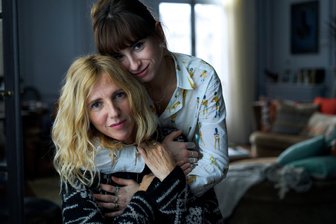 "Ausgeflogen" erzählt vom Loslassen - Eng verbunden: Sandrine Kiberlain und Thaïs Alessandrin, Tochter der Regisseurin, als Mutter und Tochter in "Ausgeflogen".