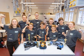 Ausgefuchst: Junge Tüftler aus dem Erzgebirge kommen mit kleinen Autos erneut groß raus - Freuen sich über den dritten deutschen Meistertitel beim German Hydrogen Grand Prix: Judith, Willi, Aaron, Bastian, Juha, Moritz, Joas, Rafael und Elisabeth (von links) von der Evangelischen Schulgemeinschaft Erzgebirge. Mit ihren schnellen Flitzern waren sie in Chemnitz erfolgreich.