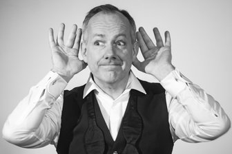 Ausgehtipps für erste Januar-Wochenende: Hier ist im Oberen Vogtland etwas los - Aufgewachsen im sächsischen Vogtland: Der Chansonsänger und Schauspieler Johannes Kirchberg kommt am Samstag als Musikkabarettist nach Bad Elster.