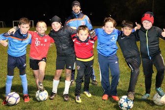 Ausgeleuchtet: Jetzt kann der Ball auch abends rollen - Die E-Junioren des TSV Großwaltersdorf/Eppendorf freuen sich über das neue Flutlicht, denn der Rasen ist jetzt perfekt ausgeleuchtet. 