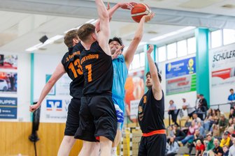 Ausgerechnet im Jubiläumsjahr: BC Vogtland steigt aus der Landesliga ab - Tobias Thoß (am Ball) und die Basketballer des BC Vogtland hatten es in dieser Saison in der Landesliga schwer. Am Ende stand für das Team der Abstieg in die Bezirksliga Chemnitz.