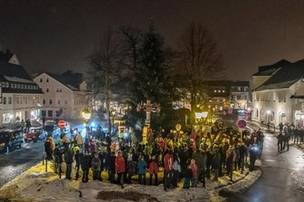 Ausgerechnet im Land der Schwibbögen: Bleibt das Erzgebirge zu Weihnachten finster? - Einen kleinen Eindruck davon, was es bedeutet, wenn die Weihnachtsbeleuchtung aus bleibt, haben die Olbernhauer zu Lichtmess bekommen. An dem Tag wurde sie Punkt 18 Uhr in der Stadt abgeschaltet. Dank der Straßenbeleuchtung sieht man auf dem Markt zumindest noch die Umrisse des Weihnachtsbaumes. 