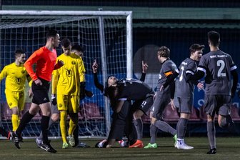 Ausgerechnet im Stadtderby: BSC Rapid Chemnitz holt die ersten Punkte der Saison - Rebiai Bouacha feiert mit seinen Teamkollegen den Treffer zum 1:0 für den BSC Rapid im Stadtderby gegen den VfB Fortuna.