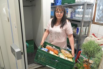 Ausgerechnet jetzt, wo es warm wird: Die Kühlkammer der Freiberger Tafel ist kaputt - Anja Fiedler räumt die kaputte Kühlzelle der Tafel Freiberg aus.