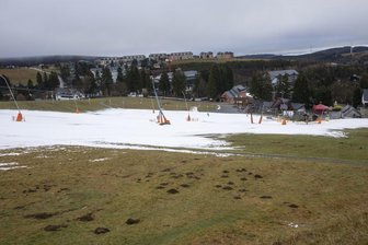 Ausgerechnet über Weihnachten: Skibetrieb am Fichtelberg wird vorerst eingestellt - Nur noch ein weißes Band ist am Oberwiesenthaler Haupthang übrig geblieben.