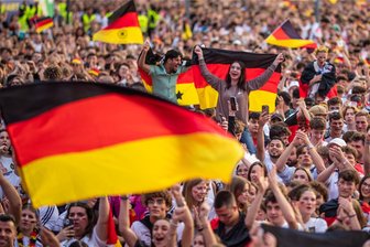 Ausgerechnet zum EM-Achtelfinale: Schwere Gewitterfront walzt durch Deutschland - Jubeln für die deutsche National-Elf: Am Samstagabend feiern quer durch die Republik wieder zig Fans ihre Mannschaft an. Derweil bewegt sich eine breite Gewitterfront durchs Land.