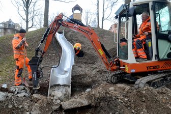 Ausgerutscht: Warum im Auerbacher Stadtpark ein Spielgerät weg muss - Mitarbeiter des Stadtbauhofs haben die Rutsche abgebaut.