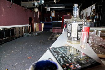 Ausgetanzt: Beliebte Disco im Erzgebirge steht vor dem Abriss - Zu Hochzeiten machten Partygäste in der Discothek „Le Clou“ die Nacht zum Tag. Heute befindet sich die Location in einem verwahrlosten Zustand.