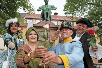 Die Schauspieler Birgit Lehmann, Gisela Berszick, Klaus Wawra und Thomas Kühn (v.l.) präsentieren in Siebenlehn das Miskus-Programm.