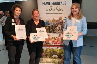 Ausgezeichnet: Diese drei Plauener Museen tragen jetzt offiziell den Stempel „familienfreundlich“ - Anika Seidel, Franziska Waldmann und Sarah Kühnel (v. l.) nahmen die Ehrung jetzt entgegen.