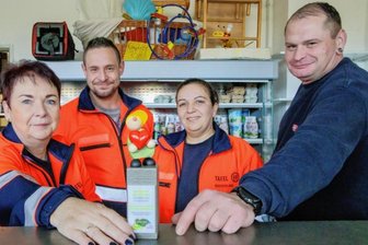 Ausgezeichnet: Ehrenamtler aus dem Erzgebirge sechs Tage pro Woche unterwegs - Die ehrenamtlich Engagierten der Tafel und Kleiderkammer sowie der Wärmestube des Malteser Hilfsdienst Annaberg-Buchholz - darunter (v. l.) Brigitte Kern, Robert Gräf, Roushin Hasan und Randy Stoof - sind vom Landkreis mit dem "Ehrenamt des Monats" ausgezeichnet worden. 