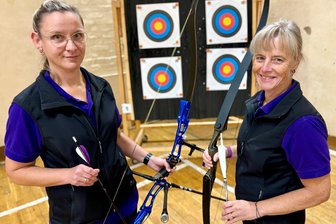 Ausgezeichnet: Erzgebirgerinnen begeistern zahlreiche junge Leute für Bogenschießen - Katja Neujahr (l.) und Maren Unger sind jetzt für ihr Engagement im Auer Bogensport ausgezeichnet worden.