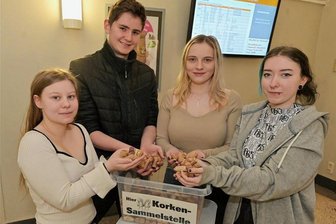Ausgezeichnet: Schüler aus dem Erzgebirge sammeln Korken für den Kranichschutz - Michelle Reiter (22), Nico Brückner (19), Annemarie Beck (18) und Tarja Kreiseler (19) absolvieren am BSZ Schneeberg eine Ausbildung zum Sozialassistenten (v.l.).