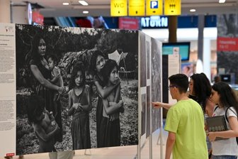 Ausgezeichnete Fotos in Galerie Roter Turm - Besucher schauen sich Schwarz-Weiß-Aufnahmen aus dem südamerikanischen Regenwald an, die Lalo de Almeida aus Brasilien gemacht hat.
