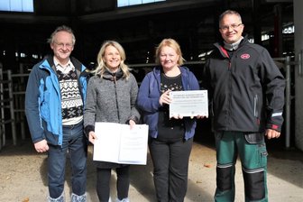 Ausgezeichnete Milchviehanlage in Memmendorf: Kühe können es sich auf einem Wasserbett bequem machen - Martin Vogel, der Leiter der Tierproduktion bei der Agrargenossenschaft Memmendorf, und Jana Krellmann, Vorstand der Agrargenossenschaft, freuen sich über die Auszeichnung, die ihnen von Annett Bugner, einer Referatsleiterin im Staatsministerium, sowie von Gunther Zschommler, dem Vizepräsidenten des Landesbauernverbandes, (von rechts) überbracht wurde. 