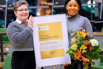 Ausgezeichnetes Duo hilft Migrantinnen aus der Isolation - Carmen Grünert (l.) und Rahma Rohleder bei der Preisübergabe in Dresden: Die beiden Frauen verstehen sich blendend. Das Preisgeld von 3000 Euro soll in die weitere Arbeit mit Migranten fließen.