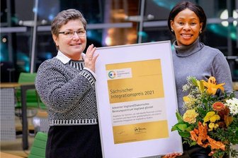 Ausgezeichnetes Duo hilft Migrantinnen aus der Isolation - Carmen Grünert (l.) und Rahma Rohleder bei der Preisübergabe in Dresden: Die beiden Frauen verstehen sich blendend. Das Preisgeld von 3000 Euro soll in die weitere Arbeit mit Migranten fließen. 