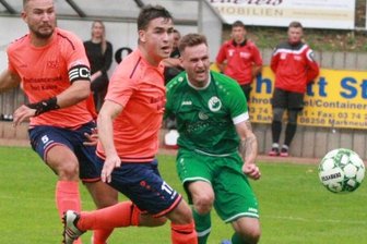 Ausgleich fällt erst in der Nachspielzeit - Wie so oft in diesem Spiel gibt es hier kein Durchkommen für Merkurs Jan Zimmermann (rechts) gegen die Oberlungwitzer Nick Reinhold und Luca Winter (von links).