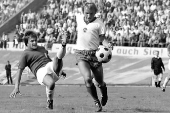 Ausgleich in der 119. Minute: Einer der wichtigsten Torschützen der BSG Sachsenring Zwickau wird 75 - Vier Jahre lang lief Peter Nestler (r.) zwischen 1974 und 1978 für die BSG Sachsenring Zwickau auf.