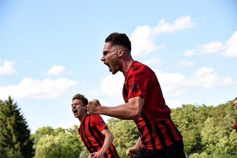 Ausgleich in der Nachspielzeit: Mittweidas Fußballer liefern Herzschlagfinale - Christian Schmidt (vorn) sorgte mit seinem Tor in letzter Sekunde für den Punktgewinn – ganz zur Freude von Moritz Eismann.