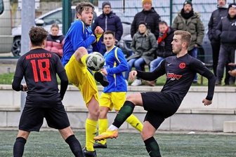 Ausgleich in letzter Sekunde - Es ging zur Sache: Die Meeraner Nils Wallasch (Nr. 18) und Max Käßner im Duell mit dem Mülsener Michael Herbst.