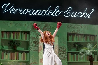 Ausgrabung in Annaberg-Buchholz:"Der Fürst von Pappenheim" als genderfluides Komödienkarussell - Sophia Keiler als Prinzessin Stephanie, Christian Wincierz als Prinz Sascha von Tadschikistan und Richard Glöckner als Egon Fürst.