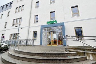 Aushängeschild der Zwickauer Paracelsus-Klinik wechselt den Standort - Über dem Eingang der früheren Paracelsus-Klinik an der Werdauer Straße wurde die Beschriftung bereits geändert.
