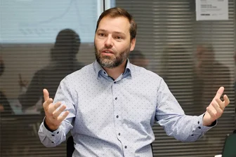 Ausländer-Anteil im Vogtland wächst auf Rekordhöhe: Was das im bundesweiten Vergleich bedeutet - Ausländeramtsleiter Jens Mittenzwey hat bei einem internen Treffen des Landrates mit den Bürgermeistern der Region Zahlen zur Migration im Vogtlandkreis vorgelegt. Die Kreisbehörde müht sich um Transparenz und stößt dabei an Grenzen.