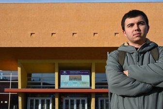 Auslandssemester vor geschlossenen Türen - Özkan Yilmaz studiert für ein Semester an der TU Chemnitz. Das zentrale Hörsaalgebäude hinter ihm kennt er leider nur von außen.