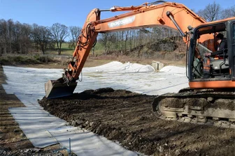 Auslaufender Teich in Auerbach: Bringt Spezialfolie endlich die Wende? - Mit einer Spezialfolie soll der Malitex-Teich neben dem Einkaufszentrum Mühlgrün abgedichtet werden.