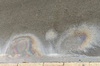 Auslaufendes Öl in Oelsnitz: Stadt erteilt Auflagen - An der Wallstraße in Oelsnitz ist Öl aus einem geparkten Fahrzeug ausgelaufen.