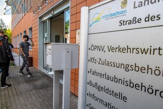 Ausnahme für veraltete Führerscheine? - Lange Wartezeiten für Bürger an der Fahrerlaubnisbehörde sorgen schon seit Wochen für Kritik. Nun wird für ältere Leute, die ihren Führerschein tauschen sollen, die Zeit knapp.