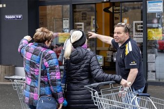 Ausnahmesituation am Fichtelberg: Einziger Supermarkt schließt wochenlang - Marktleiter Frank Küllig steht seinen Kunden Rede und Antwort. Derzeit wird er oft auf den Umbau und vor allem auf die damit verbundene vorübergehende Schließung des Markts angesprochen. „Viele machen sich Sorgen, wo sie dann einkaufen gehen sollen“, sagt Küllig. Aber am Umbau führe nun mal kein Weg vorbei.