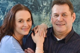 Ausnahmesprinter weiter mittendrin - Michael Hübner ist seit fünf Jahren mit Sandra Friedrich liiert, die in die Beziehung Tochter Alina mitgebracht hat. Er arbeitet als Angestellter einer Immobilienfirma und ist sportlicher Leiter des Erdgasteams.