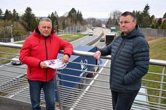 Ausnahmezustand an der B 174 in Chemnitz: Anwohner fordern nächtliches Lkw-Fahrverbot - Genervt vom Schwerlastverkehr: Jürgen Uhlig (links) und Jürgen Mädler sammeln Unterschriften für ein Nachtfahrverbot für Lkw auf der B 174 Chemnitz–Reitzenhain.