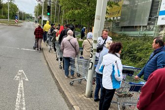 Ausnahmezustand in Zwickau: Schnäppchenjäger im totalen Kaufrausch - Noch vor der Öffnung um 10 Uhr hat sich vor dem Planitz-Center in Zwickau eine riesige Schlange gebildet. Diese reicht bis auf den Bürgersteig der Neuplanitzer Straße.