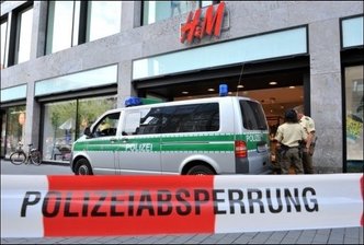 Ausnahmezustand nach Geiselnahme in Leipzig - Ein Geiselnehmer hat Leipzig für dreieinhalb Stunden in einen Ausnahmezustand versetzt: Der 41-jährige Mann nahm in einer Filiale der Modekette H&M mehrere Kunden und Angestellte in seine Gewalt. Nach Verhandlungen mit der Polizei gab er auf.