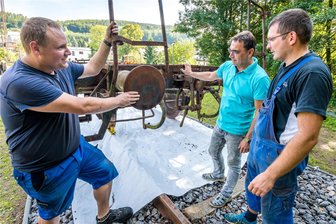 Ausrangierter Waggon wird in Oberneuschönberg zur Bühne umgebaut - Steven Baldauf, Jörg Gamisch und Nico Stiel (v. l.) ahnen, wieviel Arbeit ihnen bevorsteht, ehe der erste Auftritt über die Waggon-Bühne gehen kann.