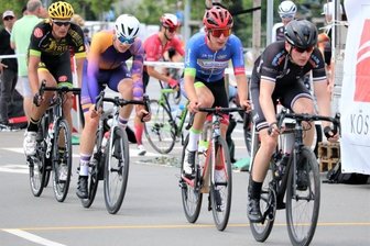 Ausreißversuche werden von Erfolg gekrönt - Beim Radkriterium in Chemnitz gewann Arthur Lenne (blaues Trikot) vom Radteam Berthold Hainichen das Rennen der Amateure. Der Großwaltersdorfer Sven Forberger (gelber Helm) wurde Dritter. 