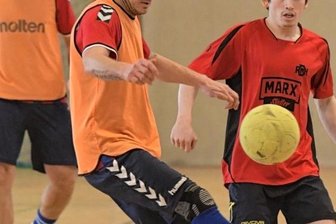 Ausrichter erlebt Turnier der Superlative - Kersten Mothes von den gastgebenden "Ottos" - hier gegen Erfurt am Ball - durfte am Ende über den Turniersieg jubeln.