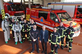 Ausrüstung und Wagen kosten 311.000 Euro: Erkundungsfahrzeug des Bundes steht im Gerätehaus in Meerane - Der neue Wagen wurde am Donnerstag an die Feuerwehr in Meerane übergeben.