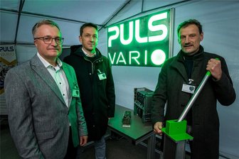 Ausschließlich mit Sonnenenergie produzieren: Netzgerätebauer Puls Vario verfolgt im Erzgebirge ein ehrgeiziges Ziel - Mit dem Hebel setzte Bürgermeister Jens Haustein im Beisein von Robert Farnbacher und Ronny Arnold (v. r.) symbolisch die Anlage in Betrieb.
