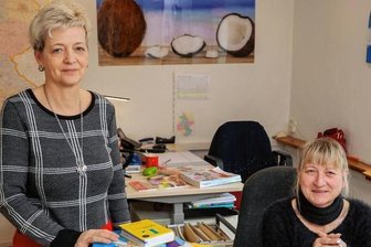 Ausschreibung: Frauentrio zieht 174.000-Euro-Los - Linkes Bild: Heike Götze (li.) und Daniela Uhlig in den Räumen der kleinen Firma Reinhold in St. Egidien. Rechtes Bild: Peggy Höhne mit einem Galtonbrett: Wenn die Holzkugeln durch den Apparat rollen, bilden sie unten eine Gauß'sche Kurve. 